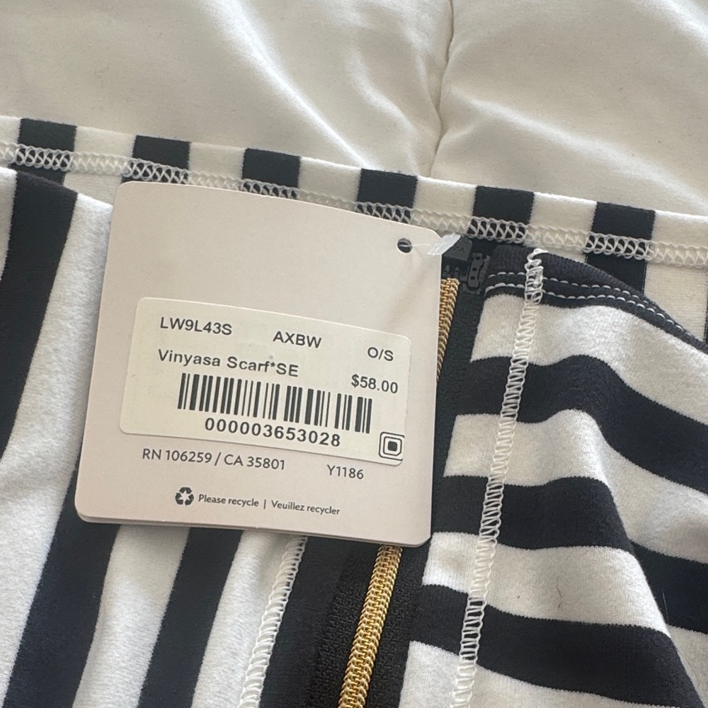 Lululemon Athletica Black and White Vinyasa Scarf